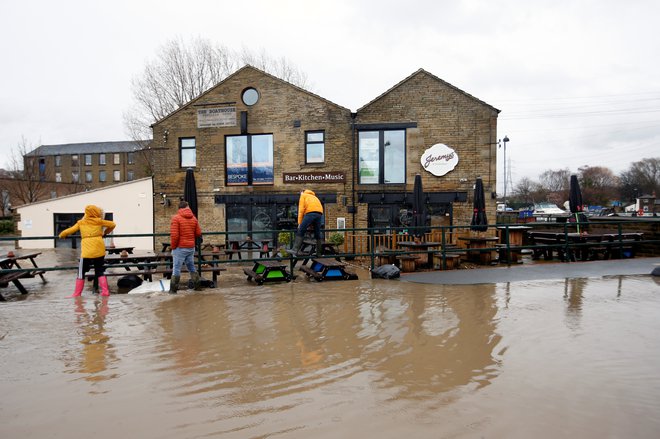 Danes velja več kot 170 opozoril pred poplavami. FOTO: Ed Sykes/Reuters