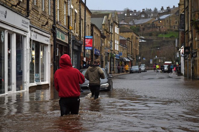 Poplavljene ulice na severu Anglije. FOTO: Oli Scarff/AFP