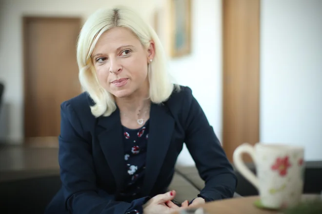 Ksenija Klampfer, ministrica za delo, družino, socialne zadeve in enake možnosti. FOTO: Jure Eržen/Delo