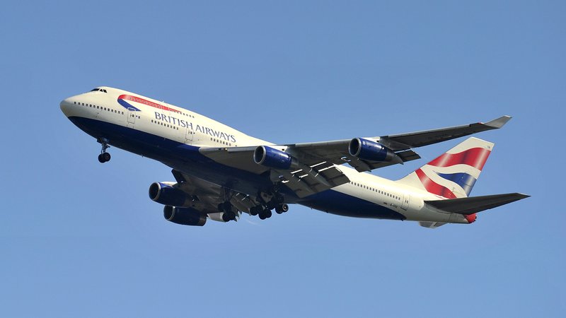 Fotografija: Boeing 747 britanske družbe British Airways je zaradi neurja Ciara dosegel rekord na poletu med New Yorkom in Londonom. Fotografija je simbolična. FOTO: Toby Melville/Reuters