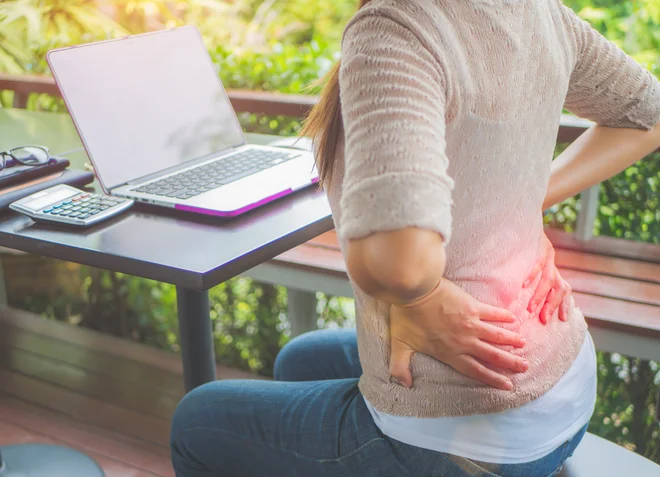 Med najpomembnejše dejavnike tveganja sodijo dvigovanje bremen, rotacije trupa, vibracije in delo v prisilni drži. Foto: Shutterstock