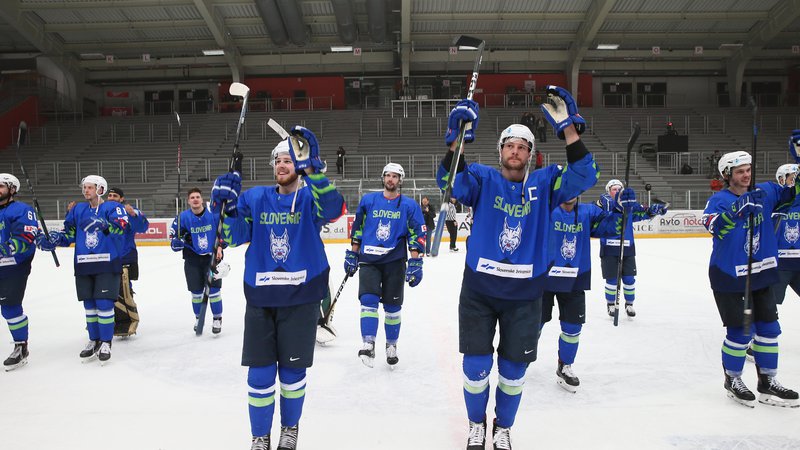 Fotografija: Prebujena slovenska hokejska reprezentanca je po zmagah proti Litvi, Hrvaški in Japonski uresničila uvodni cilj sezone. FOTO: Jože Suhadolnik/Delo