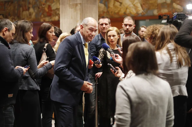 Stopnjevanje napetosti v SMC bi lahko vplivalo na odločitev o tem, ali bo Janezu Janši po odstopu Marjana Šarca z mesta predsednika vlade uspelo sestaviti novo koalicijo. Foto Leon Vidic
