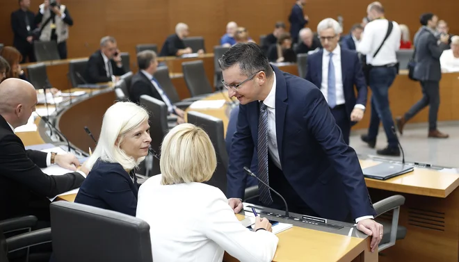 Na dlani je, da so Ksenija Klampfer, Miro Cerar in Marjan Šarec na hrbet Zdravka Počivalška nadeli veliko utež. FOTO: Blaž Samec