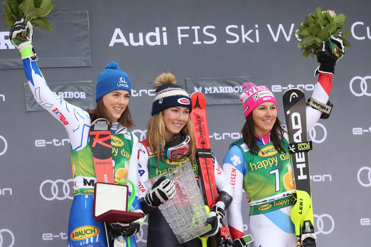 Fotografija: Lovoriko Zlate lisice je pred enim letom v Mariboru osvojila Američanka Mikaela Shiffrin. Ob njej sta bili na odru še Slovakinja Petra Vlhova in Švicarka Wendy Holdener. FOTO Tomi Lombar/Delo