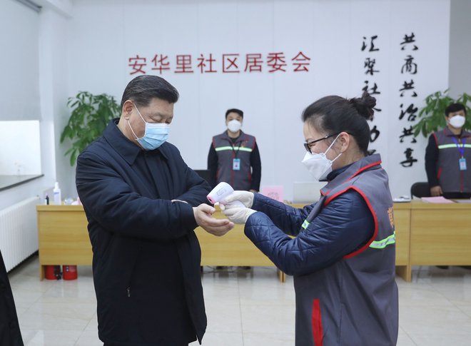 Xi Jinping se je v javnosti, med obiskom ene izmed bolnišnic v Pekingu, pojavil z masko. FOTO: Ju Peng/AFP