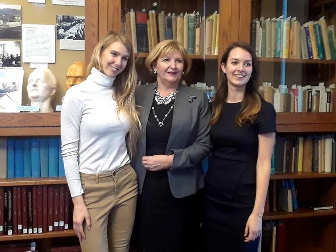 Darja Bavdaž Kuret, stalna predstavnica Slovenije v OZN, med obiskom inštituta Cold Spring Harbor Laboratory (CSHL) s tamkajšnjima študentkama Polono Šafarič Tepeš (levo) in Katarino Meze. FOTO: Osebni arhiv