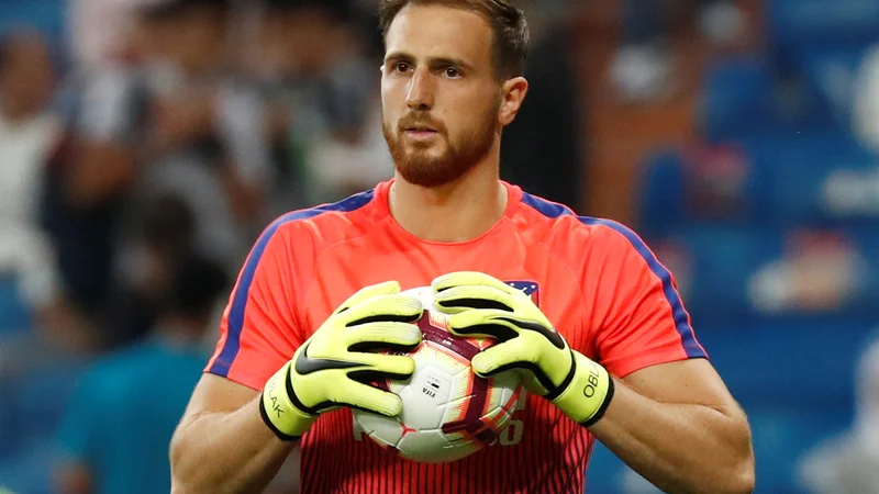 Fotografija: Kakšen izziv! Jan Oblak se bo v osmini finala lige prvakov spopadel z evropskim prvakom Liverpoolom. FOTO: Reuters