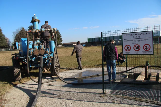 Po izvrtanju in opravljenih poskusih je obetavna geotermalna vrtina Sob 4g v Murski Soboti ostala neizkoriščena, po drugi strani pa je mesto med najbolj onesnaženimi kraji v državi z delci PM10. FOTO: Jože Pojbič/Delo