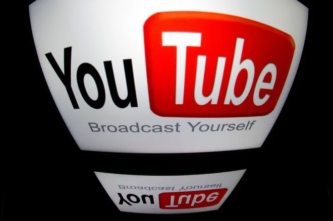 Youtube je med otroki izjemno priljubljen, kljub temu da je s ciljno usmerjenim oglaševanjem otrokom kršil evropsko zakonodajo. FOTO: Lionel Bonaventure/AFP