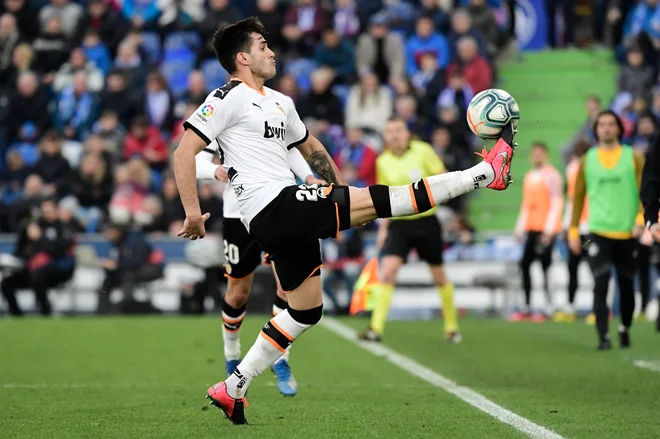 Maxi Gomez je eden udarnih napadalcev Valencie. FOTO: AFP