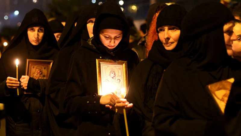 Fotografija: Na desettisoče privržencev Srbske pravoslavne cerkve v Črni gori z molitvami izraža nasprotovanje zakonu, ki podržavlja cerkveno premoženje. FOTO: AFP