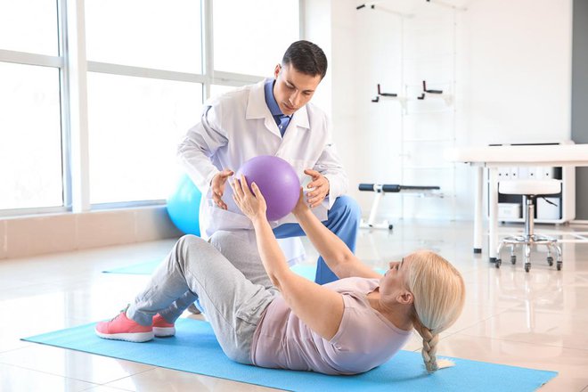 Fizioterapija obsežnih kliničnih področij vse globje vstopa na področje telesne dejavnosti in s specialnimi fizioterapevtskimi znanji lahko pomembno opolnomoči rekreacijo in šport. Foto: Shutterstock