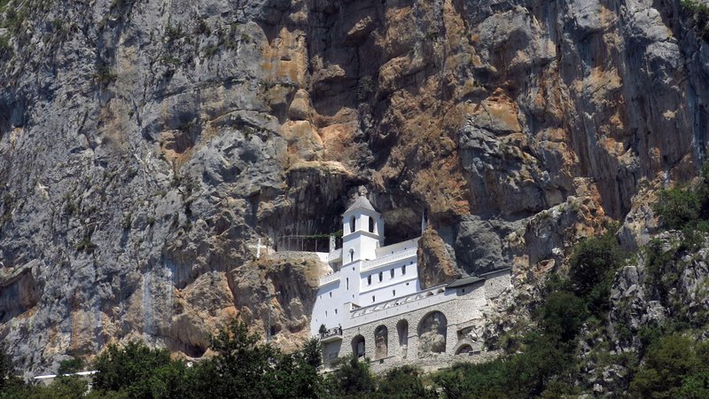Fotografija: Samostan Ostrog v Črni gori. FOTO: Blaž Samec