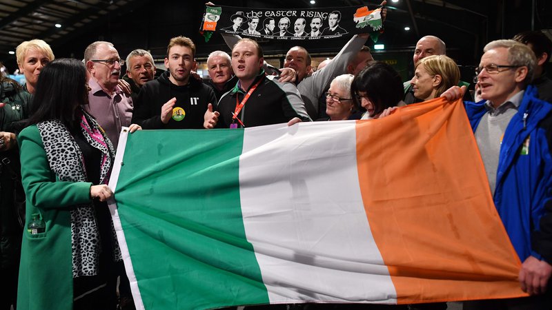 Fotografija: Privrženci republikanske stranke Sinn Fein z irsko zastavo. Foto: . Ben Stansall/Afp