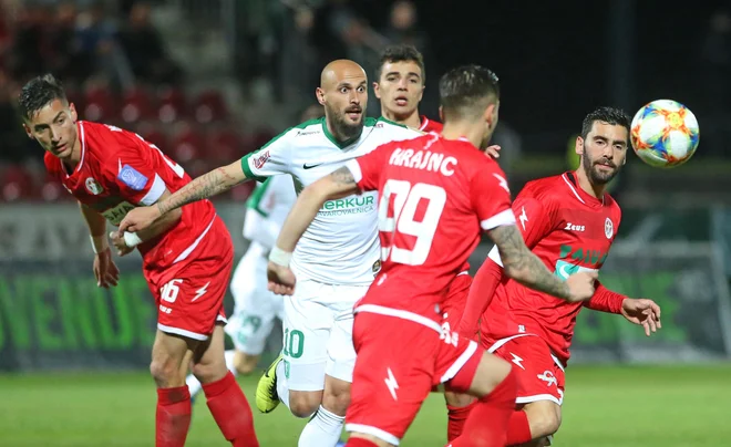 Goran Brkić (v sredini) se ni dokopal odpravnine in se je odločil, da bo le treniral in prejemal zajetno plačo. FOTO: Tadej Regent/Delo