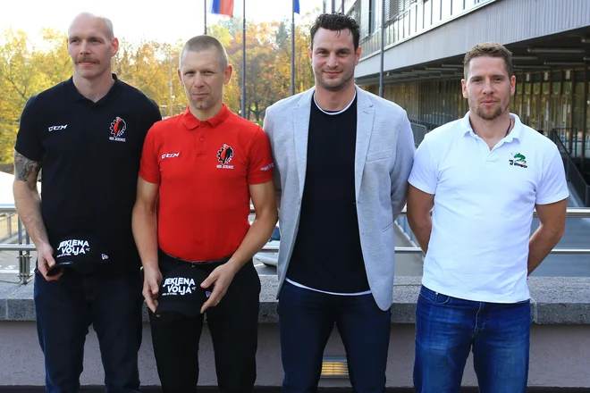Pred oktobrskim tivolskim derbijem sta bila tako kapetana kot tudi trenerja dobre volje. <strong>Z leve: </strong>Andrej Tavželj, Mitja Šivic (oba Jesenice), Gregor Polončič, Aleš Mušič (oba Olimpija). FOTO: Tomi Lombar/Delo