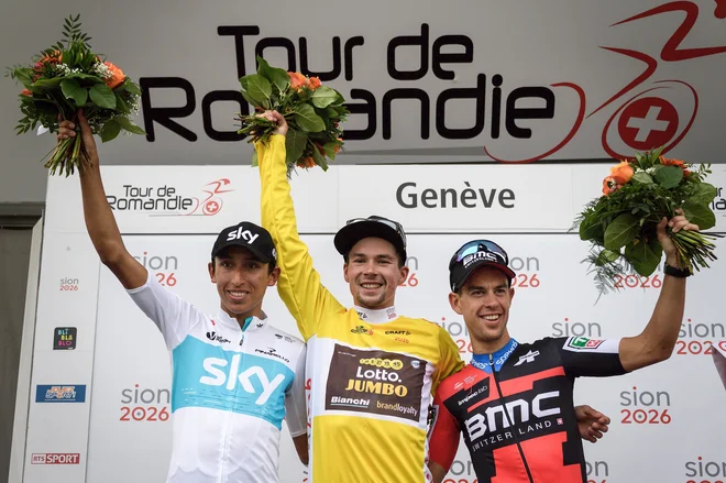 Primož Roglič (v sredini) je Egana Bernala (levo, desno Richie Porte) ugnal tudi na predlanski dirki po Romandiji. FOTO: AFP
