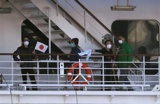 Med na novo okuženimi so državljani 11 držav, vključno z ZDA, Kitajsko, Avstralijo, Kanado in Filipini. FOTO: Reuters