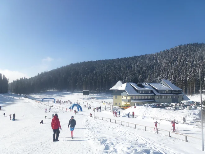 Vse več družin opušča alpsko smučanje in ga nadomešča s tekom ali hojo na smučeh. Foto: Miroslav Cvjetičanin