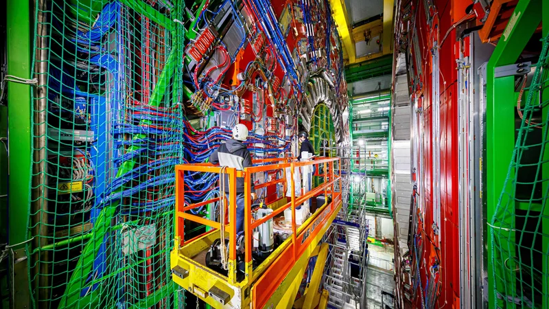 Fotografija: Kompaktni mionski solenoid (CMS), eden od dveh glavnih vsestranskih detektorjev, v velikem hadronskem trkalniku. Foto AFP