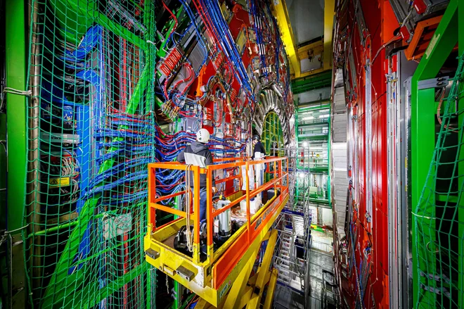 Kompaktni mionski solenoid (CMS), eden od dveh glavnih vsestranskih detektorjev, v velikem hadronskem trkalniku. Foto AFP
