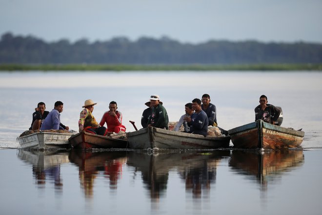 Po ocenah škofov kar 85 odstotkov vasi v Amazoniji ne more imeti svete maše vsak teden, ker jim primanjkuje duhovnikov. FOTO: Reuters
