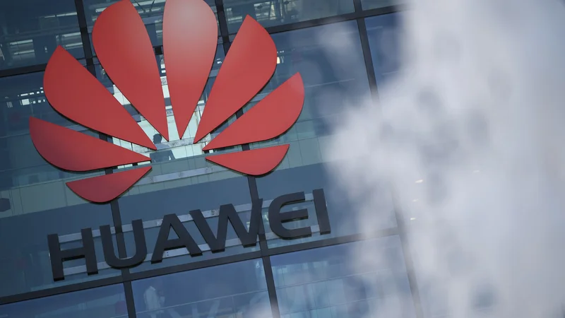 Fotografija: Ameriška vlada je V agresivni kampanji obtoževala kitajskega informacijskega velikana Huawei prav tega, kar je s pomočjo Crypto AG počela Cia. Foto AFP