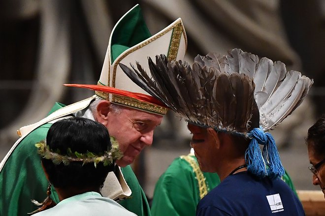 Papež je opozoril na številne lokalne in globalne interese, ki imajo malo skupnega z interesi avtohtonih prebivalcev. FOTO: AFP