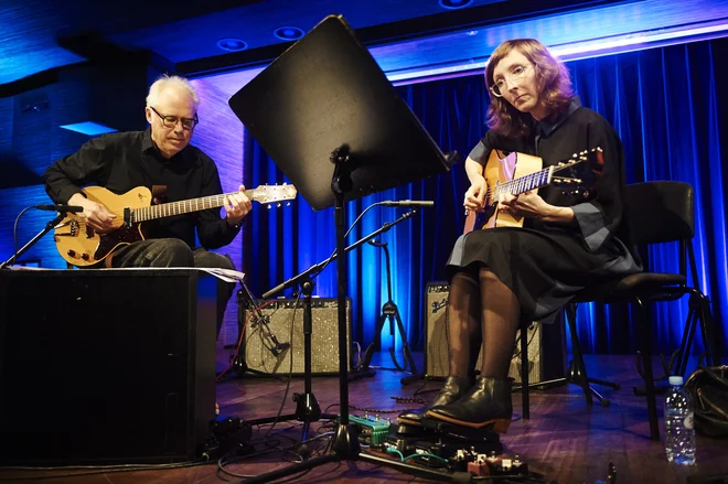Mary Halvorson in Billa Frisella smo pri nas slišali v različnih konstelacijah in z različnimi projekti, tokrat pa sta nastopila v intimnem duetu. Foto Primož Zrnec