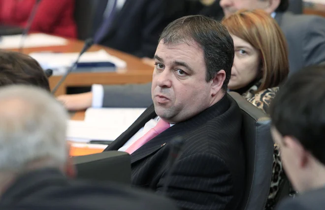 Danijel Krivec je v dopisu izpostavil poročanje medijev, da naj bi podpredsednik preiskovalne komisije in poslanec LMŠ Aljaž Kovačič ter eden od strokovnih sodelavcev poslanske skupine LMŠ pregledovala dokumente o nakazilih in transakcijah madžarskih zasebnih podjetij. FOTO: Leon VIDIC/Delo