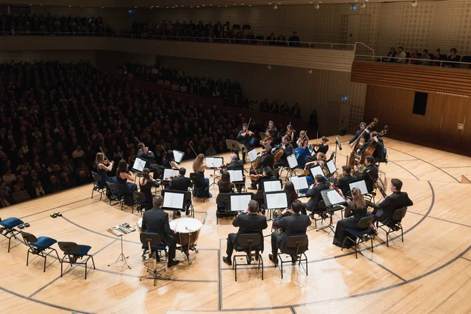 Čeprav so glasbeniki očitno uživali v nastopu, je bila njihova interpretacija Mozarta, Elgarja in obeh Dvořákov zadržana. FOTO: Dennis Yulov