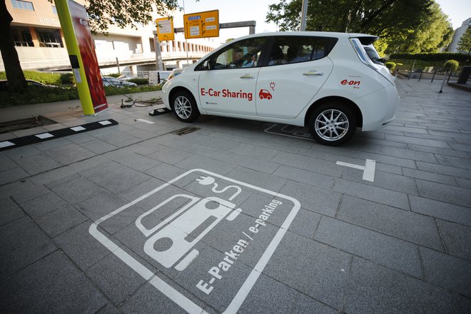E.on se skupaj s Volkswagnom podaja na trg elektromobilnosti. FOTO: Wolfgang Rattay/Reuters