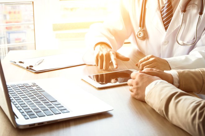 Nasveti po internetu nikoli ne bodo nadomestili zdravniškega pregleda. FOTO: Shutterstock