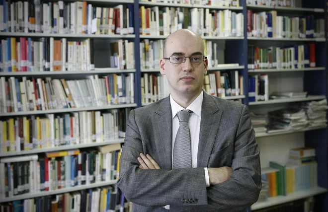 Stefano Cerrato je bil rojen v kraju Asti (Piemont, Italija) leta 1975, diplomiral je iz komunikologije na Univerzi v Torinu. Fotografiji Blaž Samec