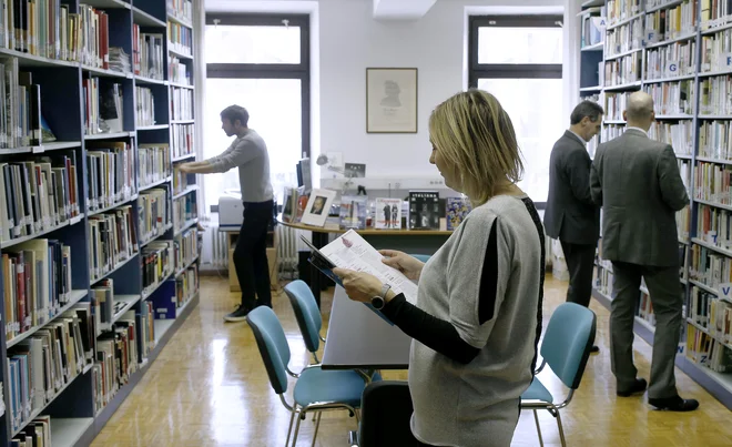 "Imamo knjižnico z zbirko italijanske literature, umetnosti, kina, poezije, zgodovine, gre za gradiva, ki so pretežno v italijanskem jeziku." Foto Blaž Samec