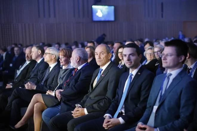 SDS ni kriva za padec vlade, ta je padla zaradi petelinjih bojev med SD in LMŠ za pozicije, vse drugo pa je bilo v tej tragikomediji bolj folklora, ocenjuje Janez Janša, prvak SDS. FOTO: Jure Eržen