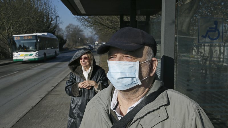 Fotografija: Strokovnjaki upajo, da je širjenje gripe začelo upadati. FOTO: Blaž Samec/Delo