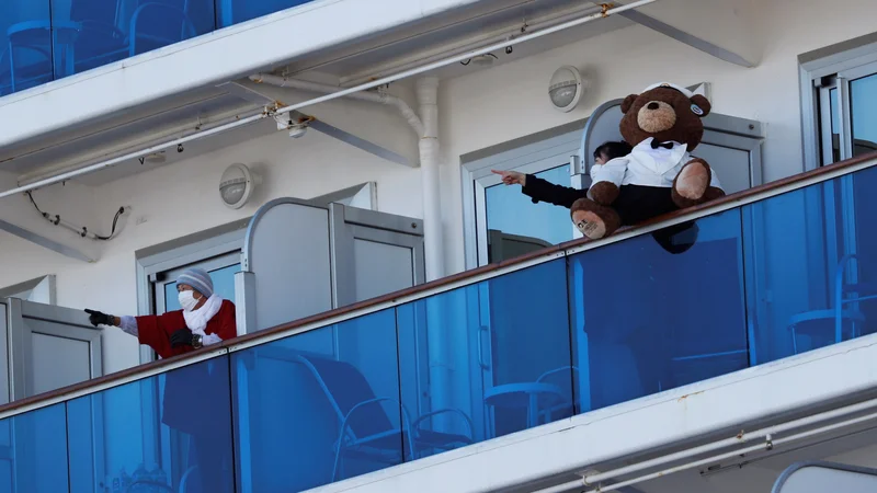 Fotografija: Potniki na ladji Diamond Princess. FOTO: Issei Kato/Reuters