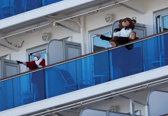 Potniki na ladji&nbsp;Diamond Princess.&nbsp;FOTO: Issei Kato/Reuters