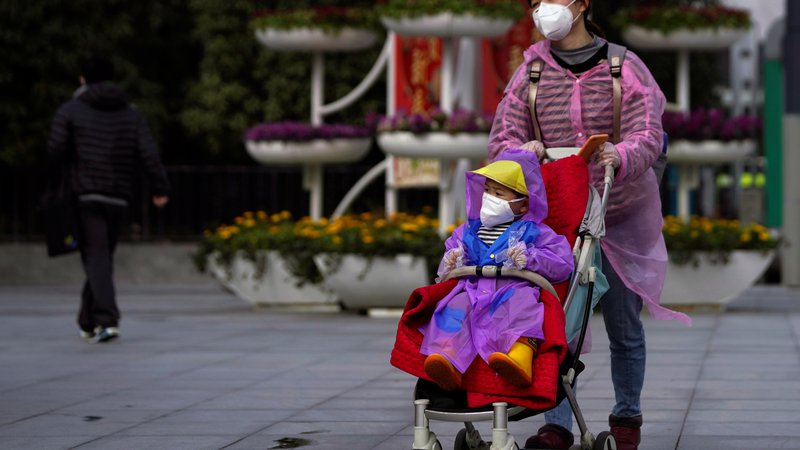 Fotografija: Središče epidemije je sicer na Kitajskem, kjer je 99 odstotkov primerov, a prepletenost v sodobnem svetu tudi od EU zahteva veliko pripravljenost. Fotografija z železniške postaje v Šanghaju. FOTO: Aly Song/Reuters