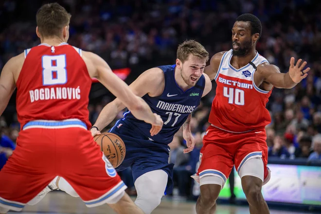 Luke Dončića nista mogla ustaviti niti Srb Bogdan Bogdanović (levo) in Harrison Barnes (40). FOTO: USA Today Sports