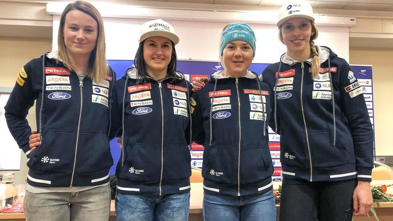 Fotografija: Ana Drev je bila včeraj še v družbi naših lisičk Tine Robnik, Mete Hrovat in Ane Bucik, a obenem je povedala, da se je odločila skleniti športno pot. FOTO: SZS