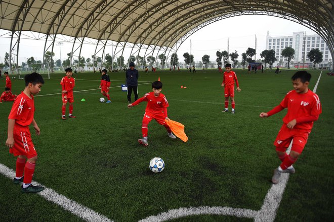 Na Vuongovi akademiji trenira 200 fantov, starih od devet do 19 let. FOTO: AFP
