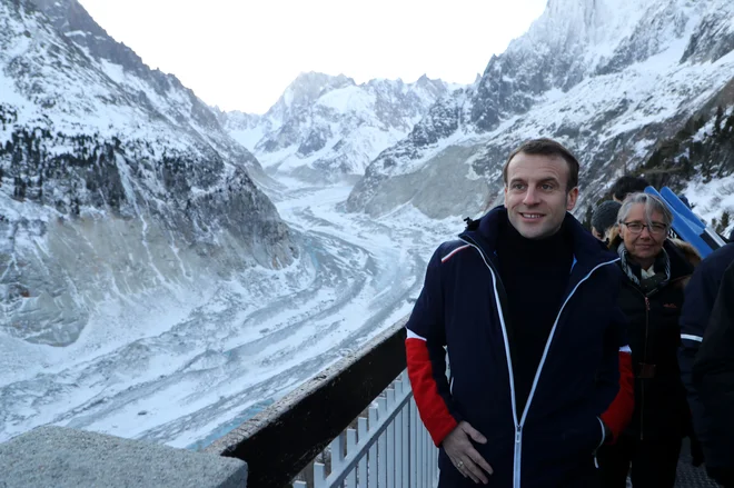 Francoski predsednik Emmanuel Macron ob ledeniku&nbsp;Mer de glace FOTO: Ludovic Marin/AFP