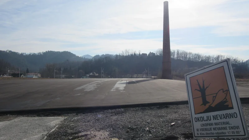 Fotografija: Napis okolju nevarno ni oviralo VOC Ekologije, da bi zravnala območje in uničila prej opravljeno sanacijo. Zdaj je tu asfalt. FOTO: Špela Kuralt/Delo