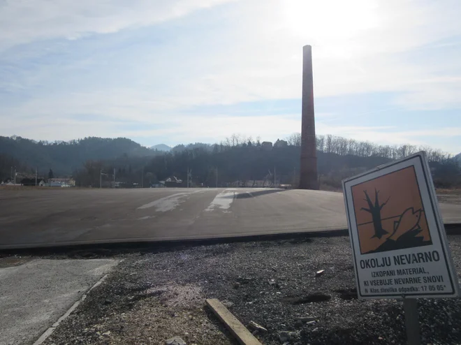 Napis <em>okolju nevarno</em> ni oviralo VOC Ekologije, da bi zravnala območje in uničila prej opravljeno sanacijo. Zdaj je tu asfalt. FOTO: Špela Kuralt/Delo