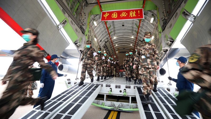 Fotografija: Vojaki na letališču v Wuhanu. FOTO: China Daily Reuters