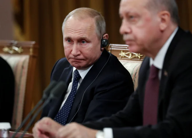 Ruski predsednik Vladimir Putin in turški predsednik Recep Tayyip Erdogan med lanskim srečanjem v Sočiju. Foto: Reuters