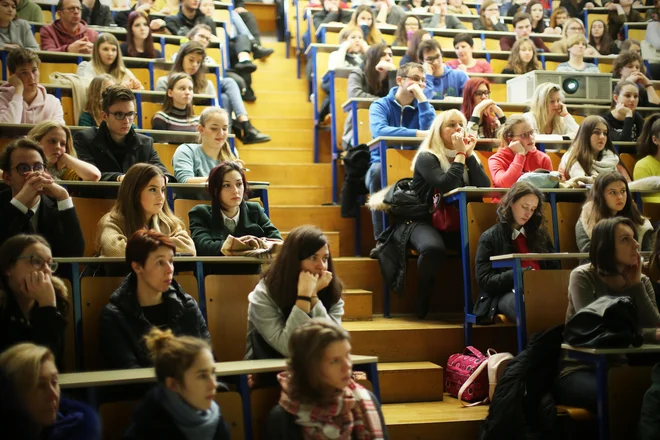 Če je navzočnost staršev v srednjih šolah še razumljiva, je nerazumljivo, kaj počno starši na informativnih dnevih na fakultetah. FOTO: Jure Eržen/Delo